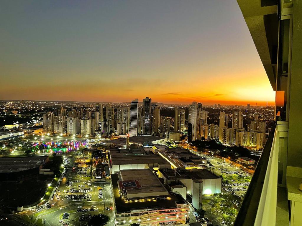 Prédios modernos em lançamento de apartamentos em Goiânia iluminados à noite